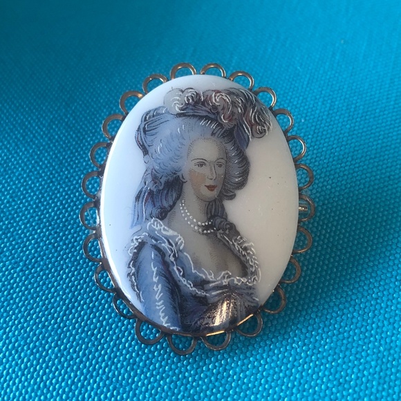 1970's Hand Painted Lady In Gray Porcelain Cameo - Picture 1 of 2
